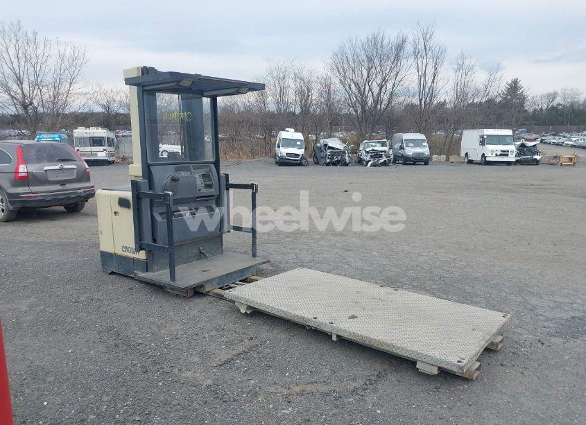 2000 Crown Orderpicker - Photo 1