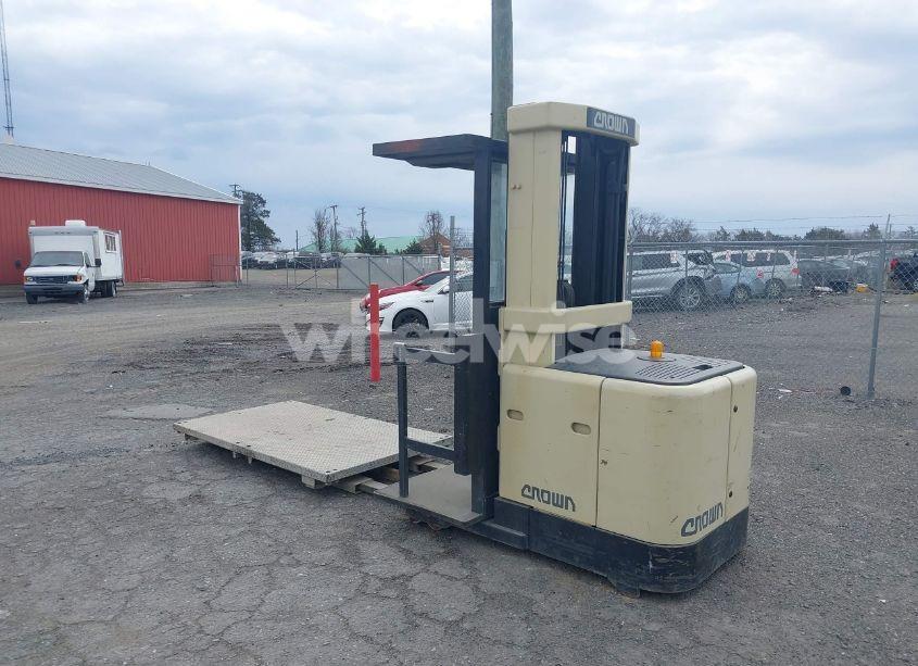 2000 Crown Orderpicker