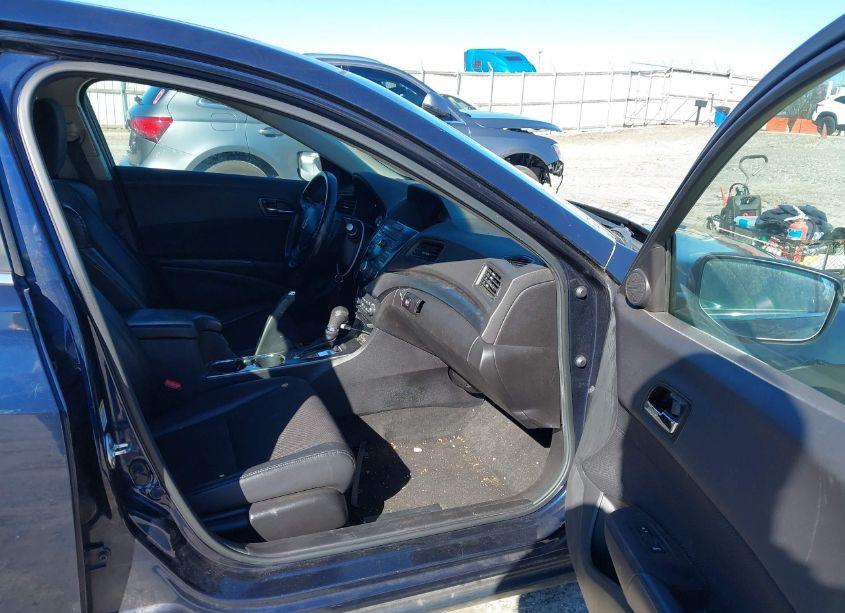 Photo 5 of 2013 Acura Ilx 2.0L (VIN 19VDE1F35DE014976)