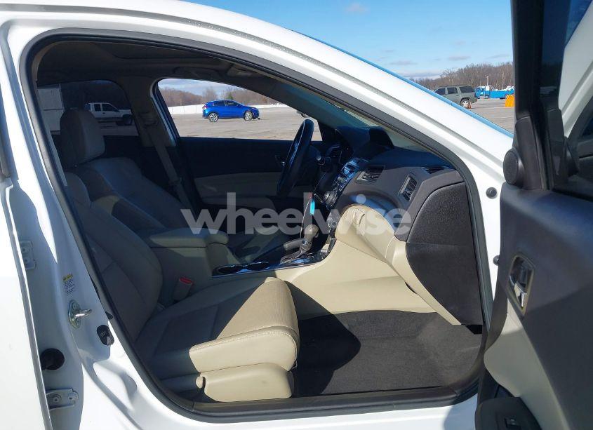 Photo 5 of 2014 Acura Ilx 2.0L (VIN 19VDE1F75EE004632)