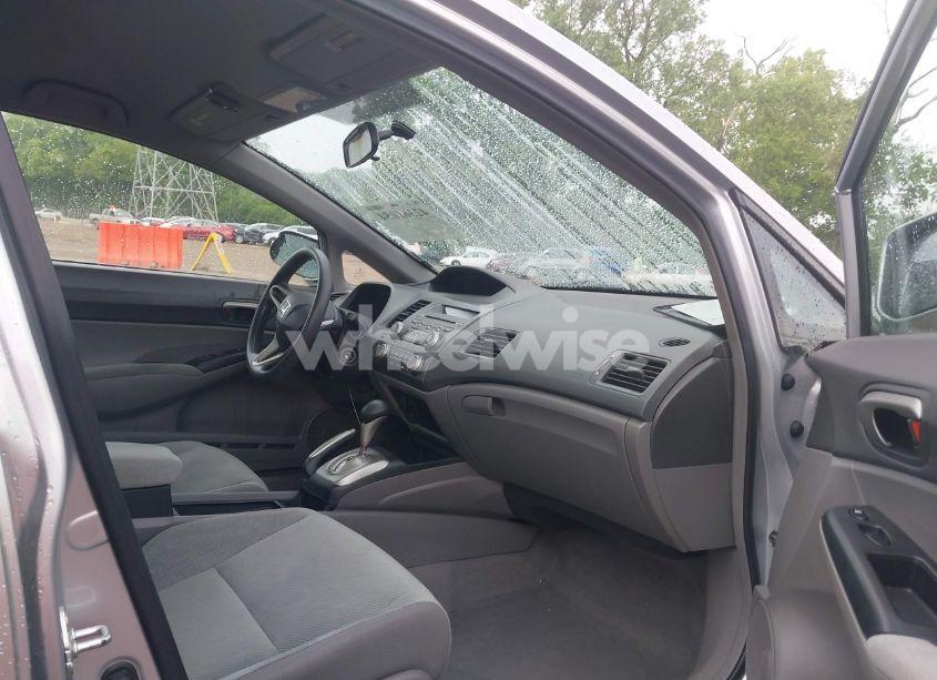 Photo 5 of 2009 Honda Civic LX (VIN 19XFA16599E050724)