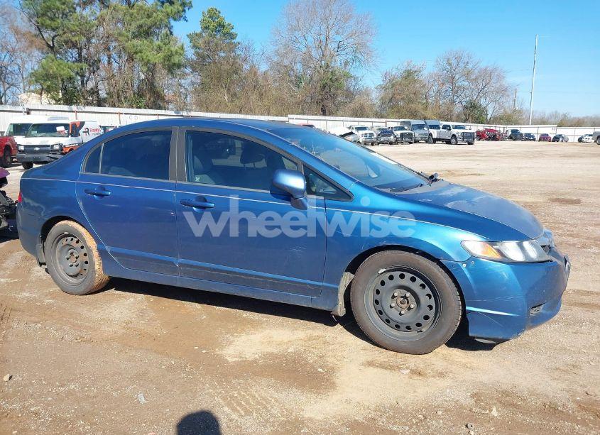 2010 Honda Civic LX (VIN 19XFA1F52AE077655) main photo