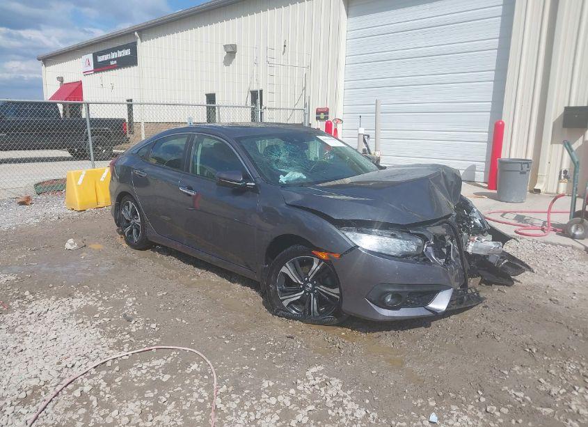 2018 Honda Civic TOURING (VIN 19XFC1F99JE001413) main photo