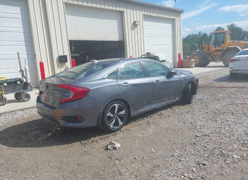 Photo 4 of 2018 Honda Civic TOURING (VIN 19XFC1F99JE001413)