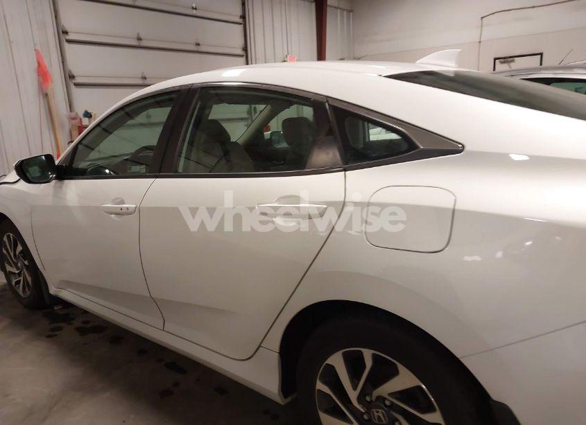 Photo 15 of 2018 Honda Civic EX (VIN 19XFC2F74JE005647)