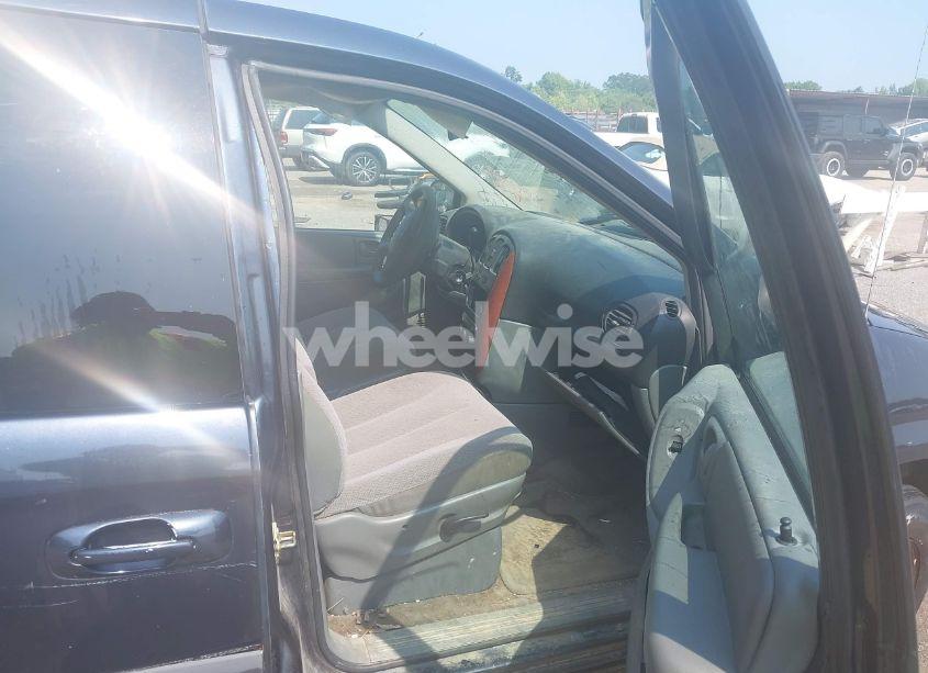 Photo 5 of 2007 Chrysler Town & COUNTRY (VIN 1A4GJ45R17B101079)