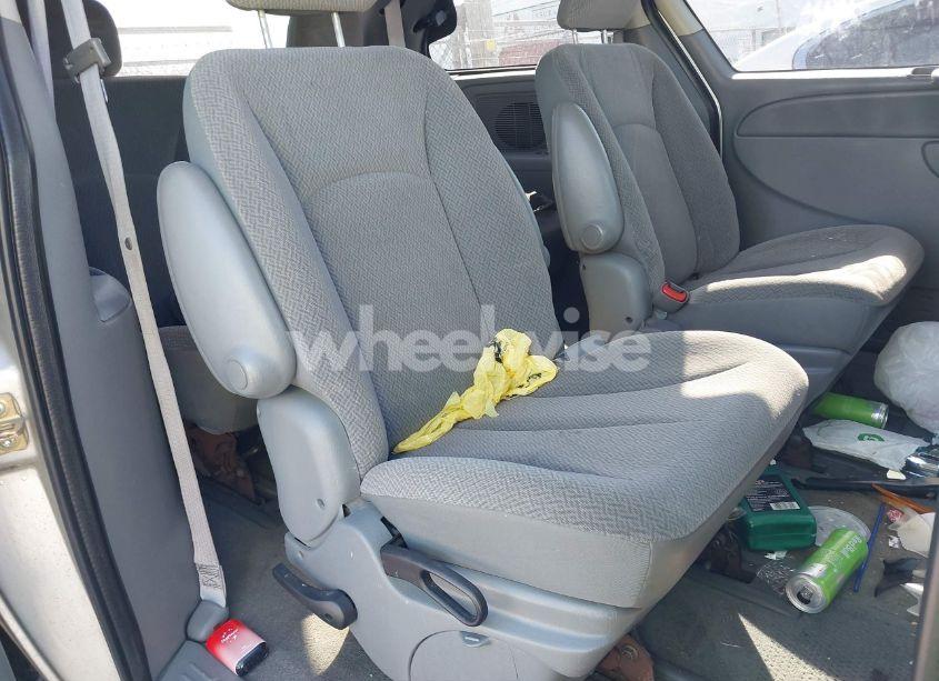 Photo 8 of 2007 Chrysler Town & COUNTRY (VIN 1A4GJ45R27B104573)