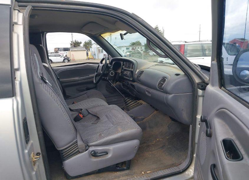 Photo 5 of 2000 Dodge Ram 1500 ST (VIN 1B7HF13Y2YJ107940)