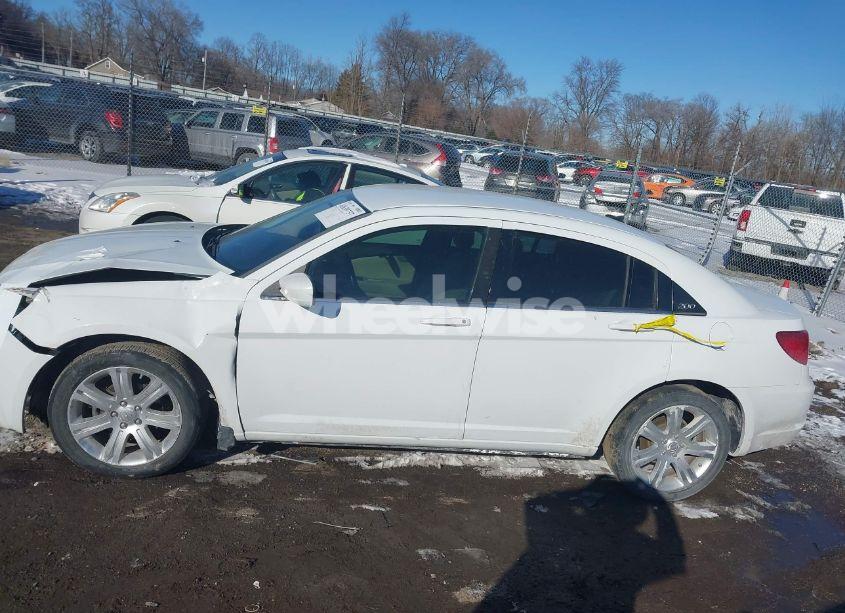 Photo 14 of 2011 Chrysler 200 TOURING (VIN 1C3BC1FB5BN612669)