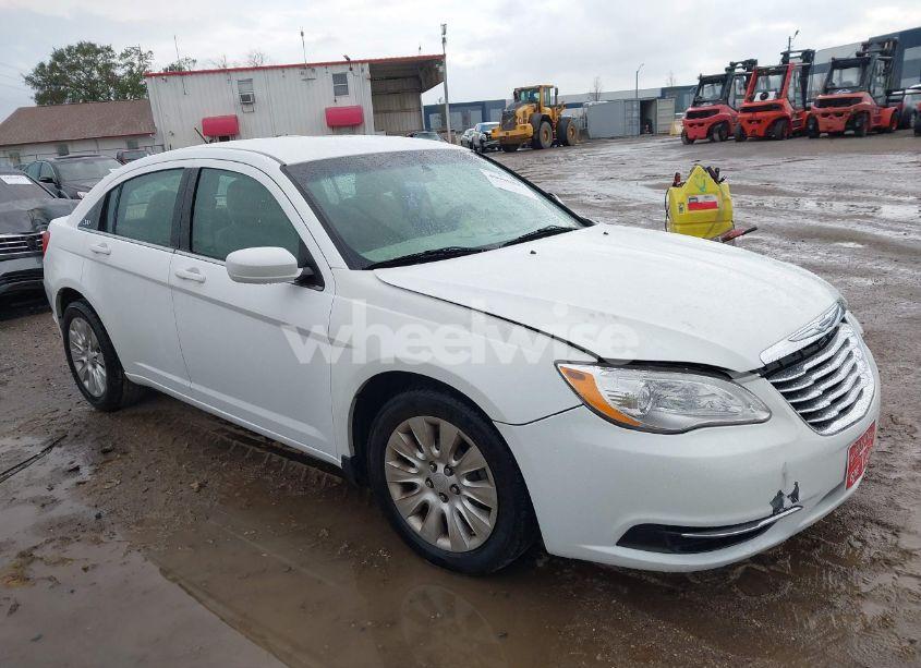 2011 Chrysler 200 LX (VIN 1C3BC4FB7BN586240) main photo