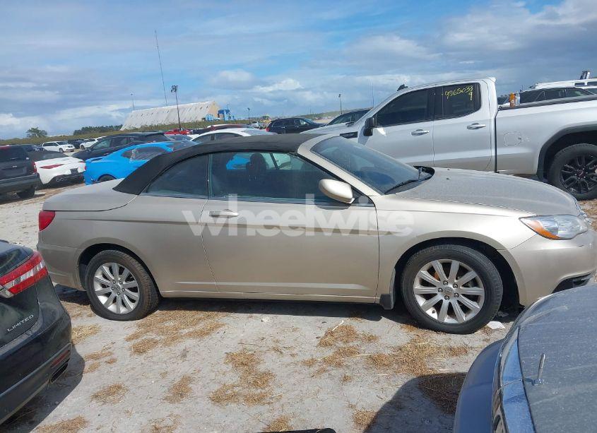 Photo 13 of 2014 Chrysler 200 TOURING (VIN 1C3BCBEB5EN158080)