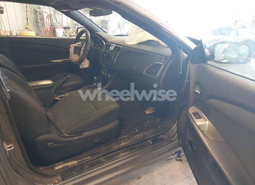 Photo 5 of 2012 Chrysler 200 TOURING (VIN 1C3BCBEBXCN215578)