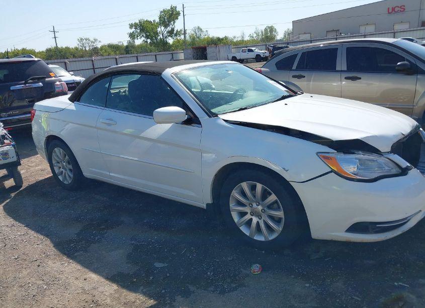 2014 Chrysler 200 TOURING (VIN 1C3BCBEG2EN131060) main photo