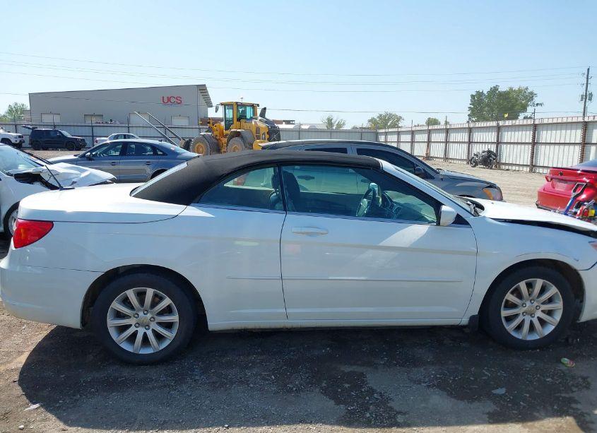 Photo 13 of 2014 Chrysler 200 TOURING (VIN 1C3BCBEG2EN131060)