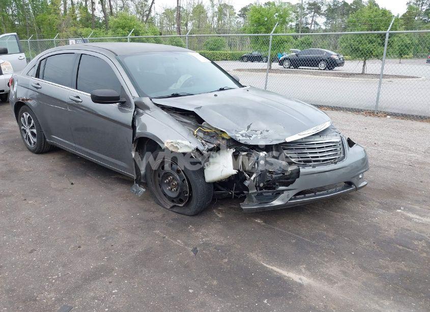 2013 Chrysler 200 LX (VIN 1C3CCBAB0DN641520) main photo