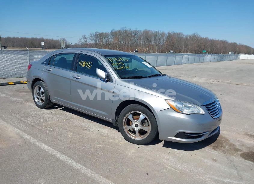 2013 Chrysler 200 LX (VIN 1C3CCBAB0DN641940) main photo