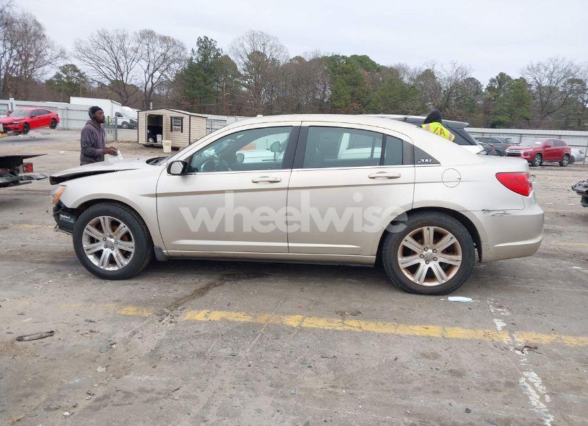 Photo 15 of 2013 Chrysler 200 LX (VIN 1C3CCBAB0DN698588)