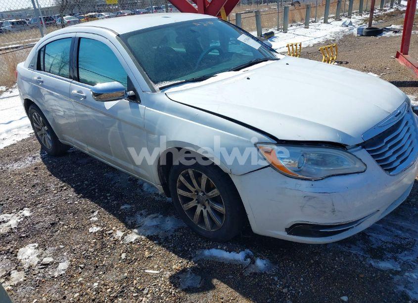 2014 Chrysler 200 LX (VIN 1C3CCBAB0EN141746) main photo