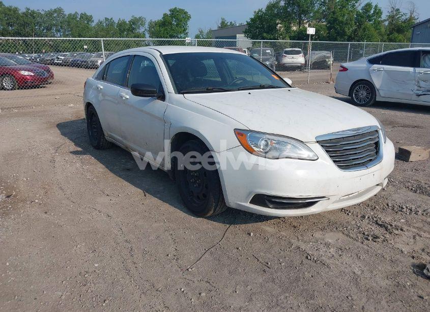 2013 Chrysler 200 LX (VIN 1C3CCBAB2DN646993) main photo