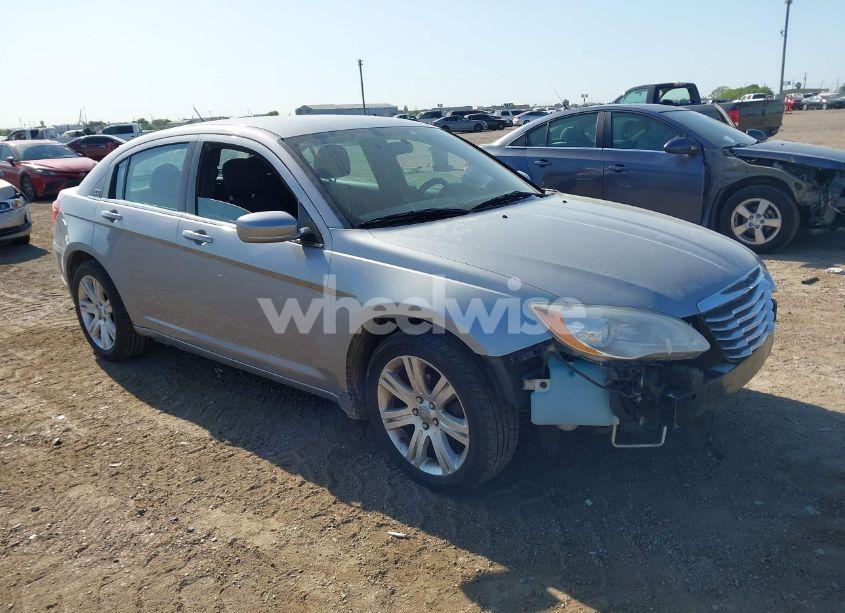 2013 Chrysler 200 LX (VIN 1C3CCBAB2DN697975) main photo