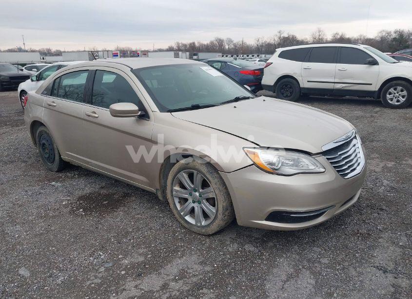 2013 Chrysler 200 LX (VIN 1C3CCBAB2DN715102) main photo