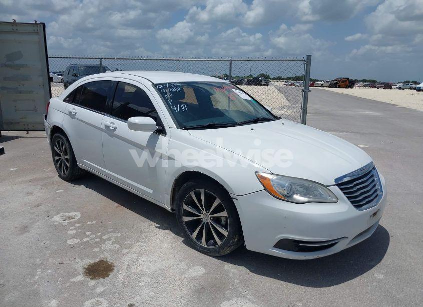 2014 Chrysler 200 LX (VIN 1C3CCBAB3EN207688) main photo