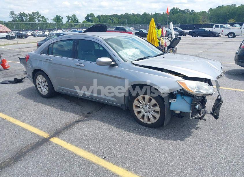 2013 Chrysler 200 LX (VIN 1C3CCBAB4DN646753) main photo