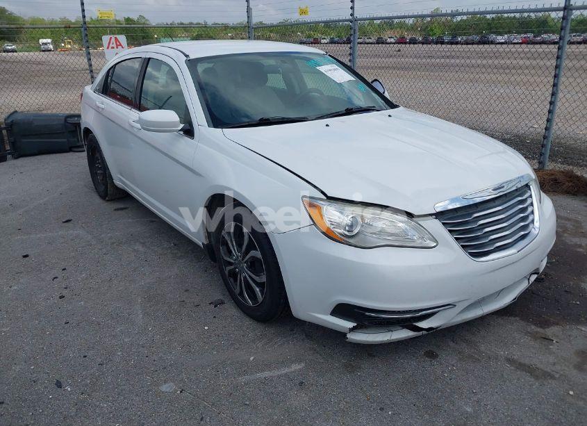 2014 Chrysler 200 LX (VIN 1C3CCBAB4EN141555) main photo