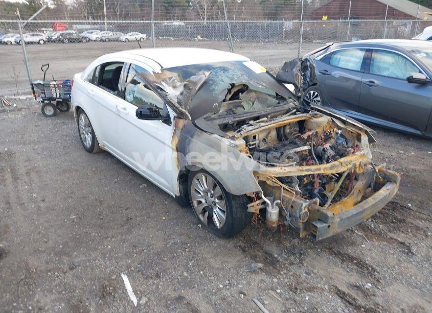 2014 Chrysler 200 LX (VIN 1C3CCBAB4EN142088) main photo