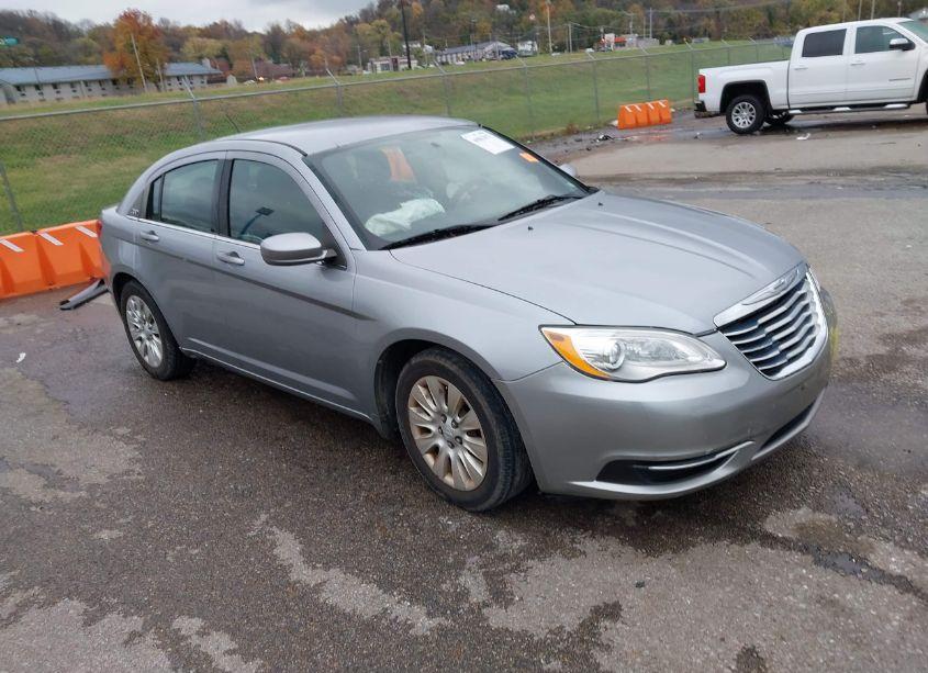 2013 Chrysler 200 LX (VIN 1C3CCBAB5DN641447) main photo