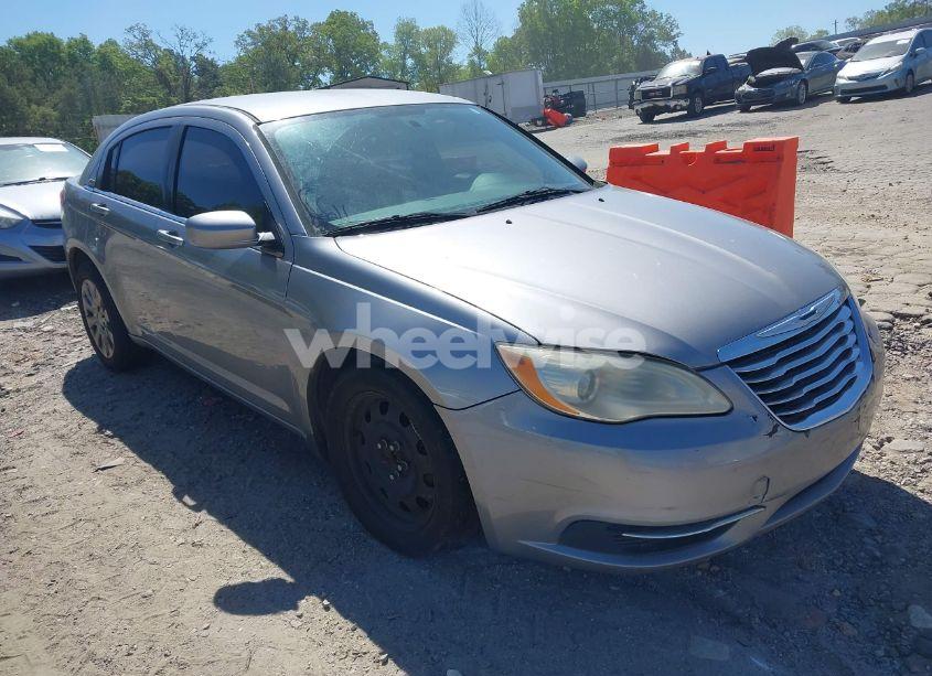 2013 Chrysler 200 LX (VIN 1C3CCBAB5DN642131) main photo