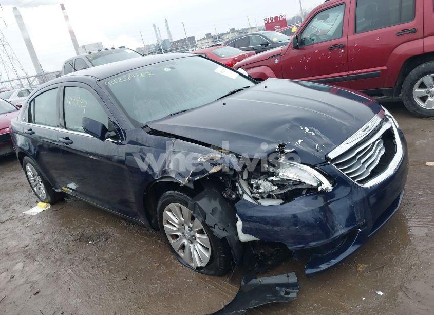 2014 Chrysler 200 LX (VIN 1C3CCBAB5EN122531) main photo