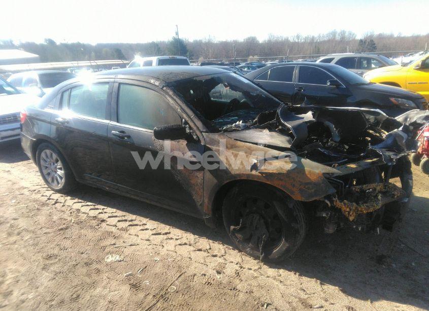 2014 Chrysler 200 LX (VIN 1C3CCBAB5EN146666) main photo