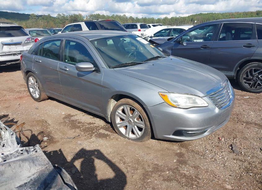 2013 Chrysler 200 LX (VIN 1C3CCBAB7DN698040) main photo
