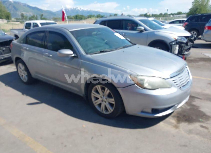 2013 Chrysler 200 LX (VIN 1C3CCBAB8DN762392) main photo