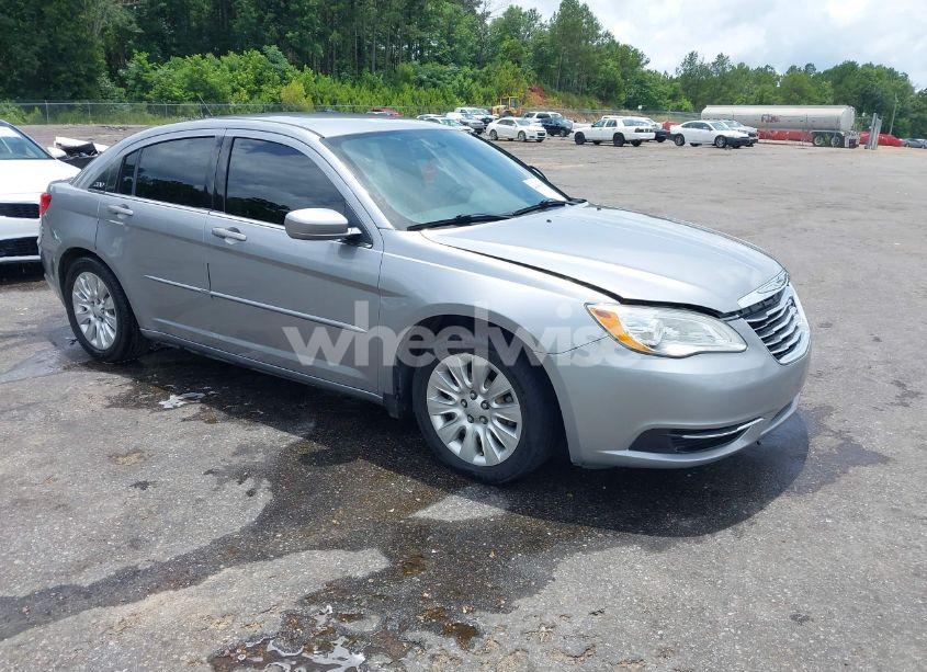2013 Chrysler 200 LX (VIN 1C3CCBAB9DN635599) main photo