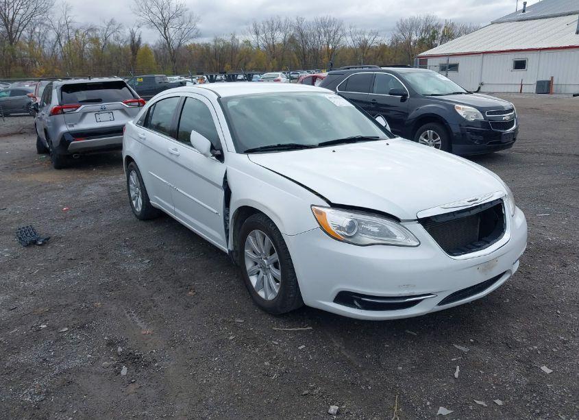 2013 Chrysler 200 LX (VIN 1C3CCBAB9DN635621) main photo