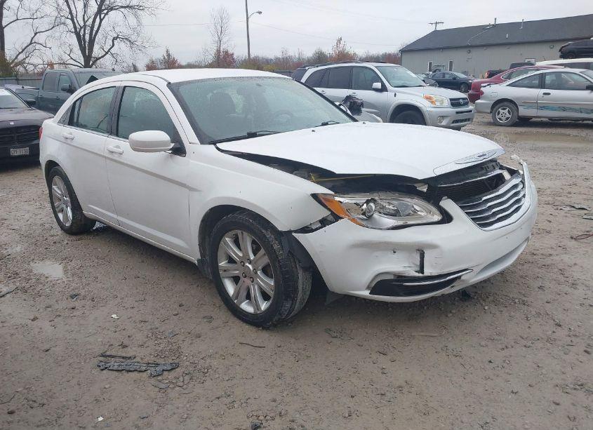 2013 Chrysler 200 LX (VIN 1C3CCBAB9DN698184) main photo