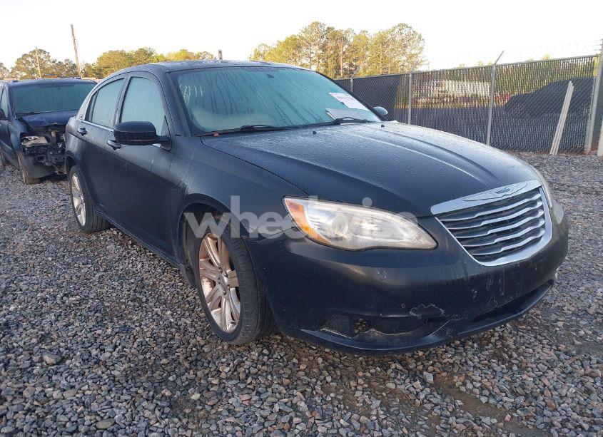 2014 Chrysler 200 LX (VIN 1C3CCBAB9EN212572) main photo
