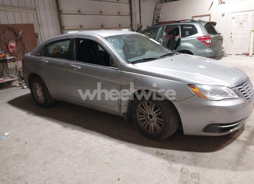2013 Chrysler 200 LX (VIN 1C3CCBAG0DN737577) main photo