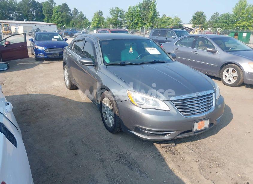 2013 Chrysler 200 LX (VIN 1C3CCBAG5DN724419) main photo