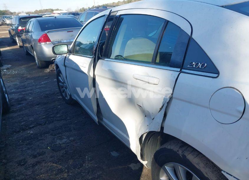 Photo 6 of 2014 Chrysler 200 TOURING (VIN 1C3CCBBB1EN153418)