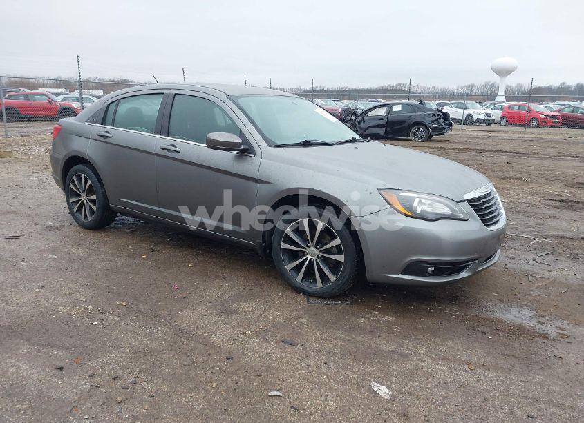 2013 Chrysler 200 TOURING (VIN 1C3CCBBB3DN542754) main photo
