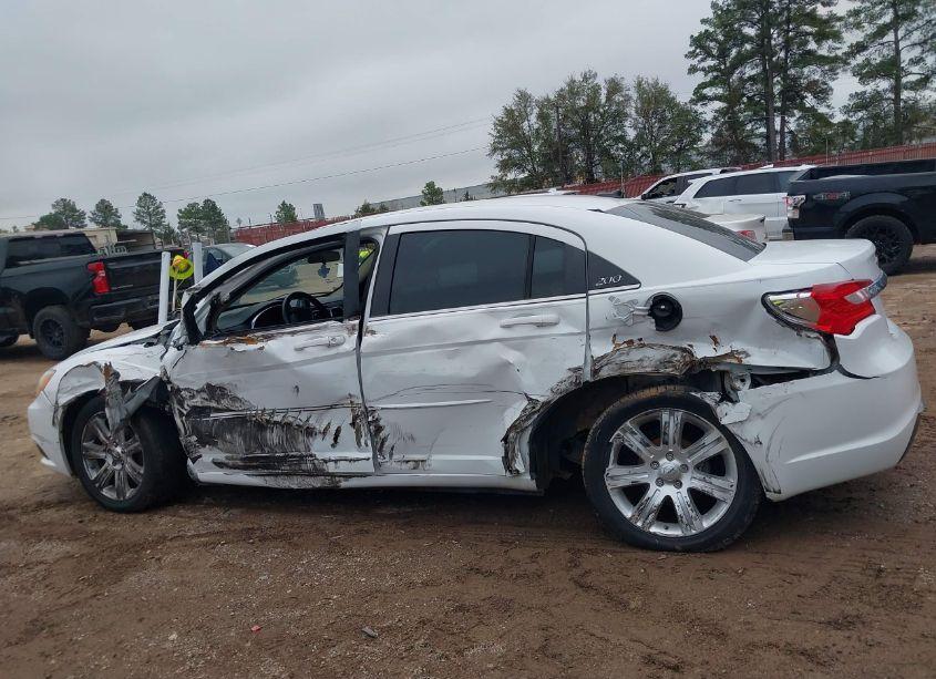 Photo 6 of 2013 Chrysler 200 TOURING (VIN 1C3CCBBB3DN713700)