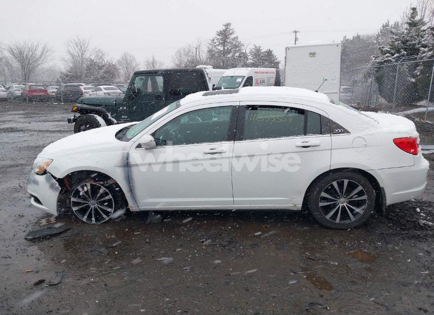 Photo 13 of 2013 Chrysler 200 TOURING (VIN 1C3CCBBB4DN539376)