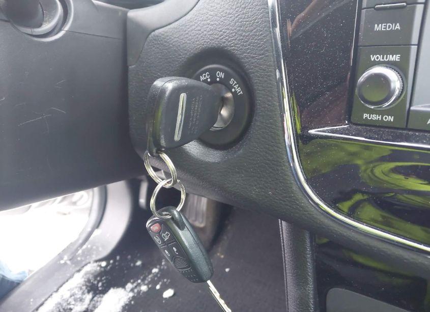 Photo 11 of 2013 Chrysler 200 TOURING (VIN 1C3CCBBB5DN605532)