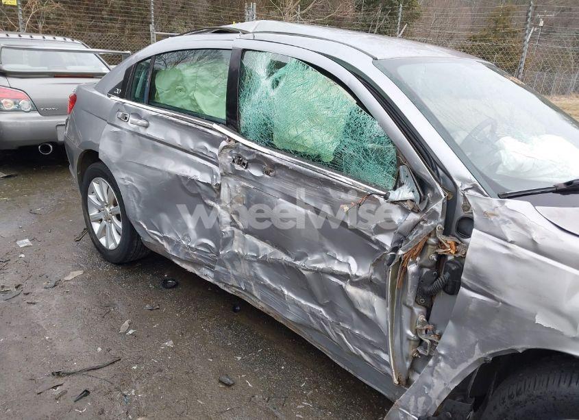 Photo 6 of 2013 Chrysler 200 TOURING (VIN 1C3CCBBB6DN543073)