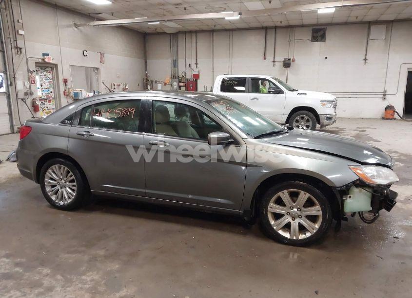 Photo 14 of 2013 Chrysler 200 TOURING (VIN 1C3CCBBB7DN570797)