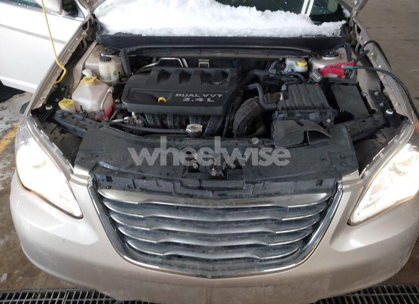 Photo 10 of 2013 Chrysler 200 TOURING (VIN 1C3CCBBB8DN586782)