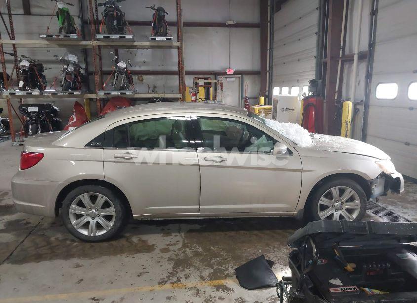 Photo 13 of 2013 Chrysler 200 TOURING (VIN 1C3CCBBB8DN586782)